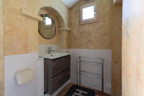 a bathroom with a sink and a mirror at Oasis centre charme in Montpellier