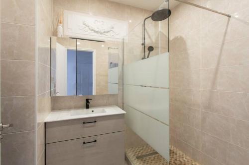 une salle de bain avec un lavabo et une douche avec un miroir dans l'établissement L39 Suite Promenade des Anglais, Vue Mer/Terrasse&WIFI, à Nice