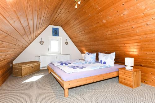 a bedroom with a bed and a wooden ceiling at Ferienwohnung im Haus Leemreize in Blomberg