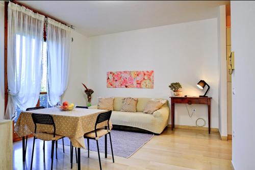 un salon avec une table et un canapé dans l'établissement Andry House, à Peschiera del Garda