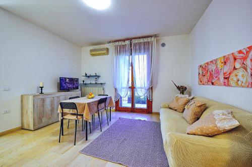 un salon avec un canapé et une table dans l'établissement Andry House, à Peschiera del Garda