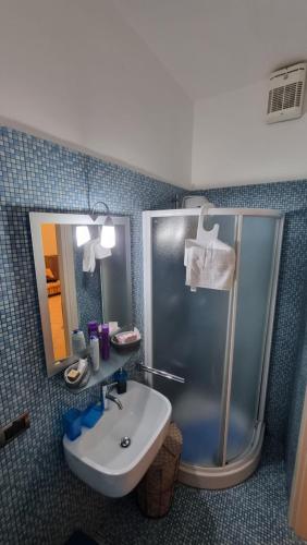 シラクーサにあるイル コンテ ディ カヴールのバスルーム(シャワー、洗面台、鏡付)