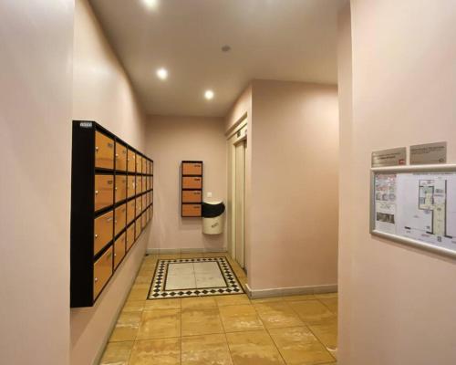 un couloir avec du carrelage et un escalier dans l'établissement L40 2P Central 5Mins Old Town & SEA/Balcony & AC, à Nice