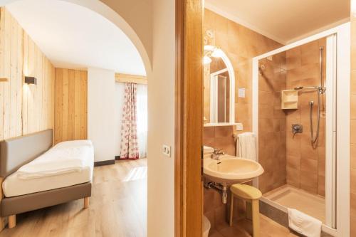 bagno con doccia e lavandino di Hotel Italia a Canazei