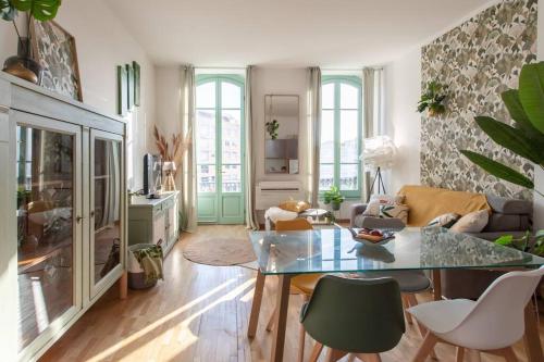 un salon avec une table en verre et des chaises dans l'établissement L40 2P Central 5Mins Old Town & SEA/Balcony & AC, à Nice