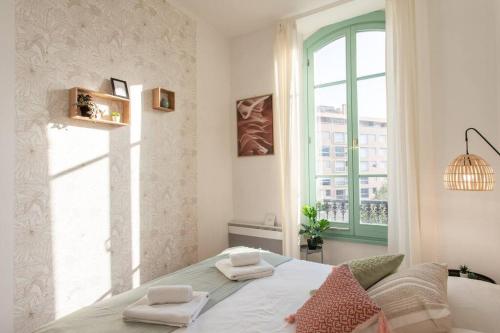 une chambre avec un lit avec des serviettes dessus dans l'établissement L40 2P Central 5Mins Old Town & SEA/Balcony & AC, à Nice