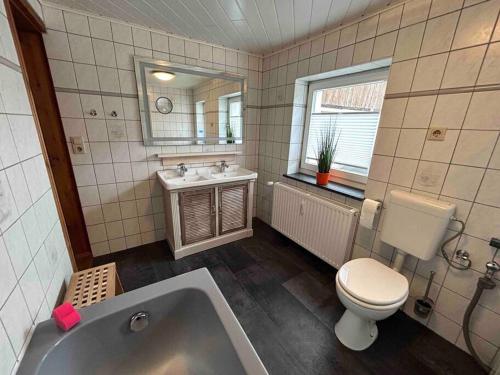 Ένα μπάνιο στο Infrarotsauna & Platz für Familien - Maisonette Fritz in Großschönau