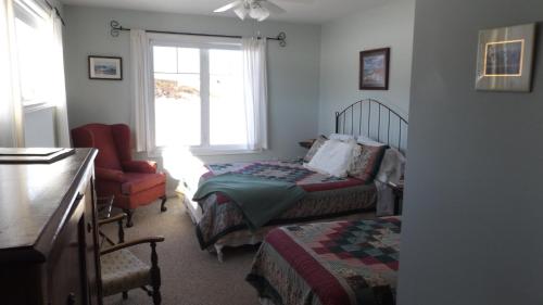 Llit o llits en una habitació de Johnson Shore Inn