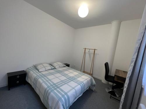 1 dormitorio con cama, escritorio y silla en 103 T2 Hyper centre Meaux, en Meaux
