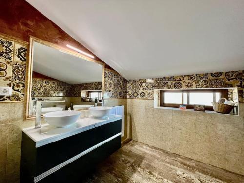 un bagno con due ciotole bianche su un bancone di Casa Rural Alfavila a Castillo de Locubín