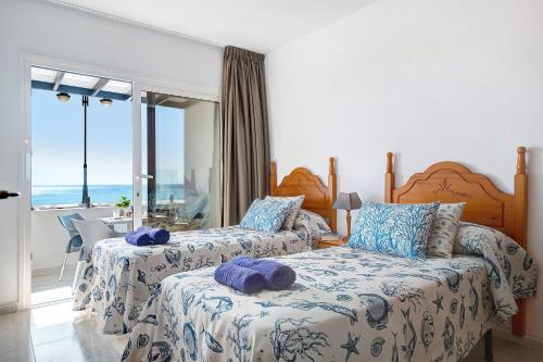 Giường trong phòng chung tại Callao Beach 2