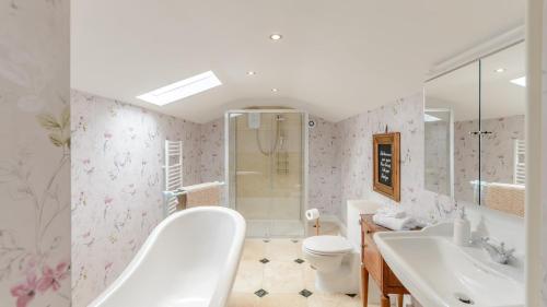 łazienka z wanną, toaletą i umywalką w obiekcie Elton House w mieście Elton