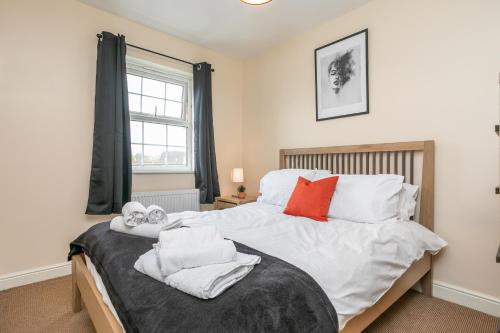 1 dormitorio con 1 cama grande y toallas. en Durham Heights en Leyland