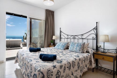 1 dormitorio con 1 cama grande y balcón en Callao Beach 6, en Arrieta