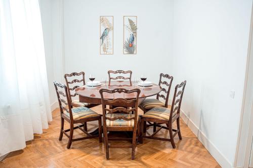a dining room with a table and chairs at My City Home - Amplio apartamento en Salamanca in Madrid