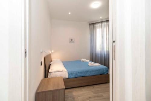 a small bedroom with a bed and a table at Lingotto Fair Comfy Apartment x4 - MM Italia 61 in Turin