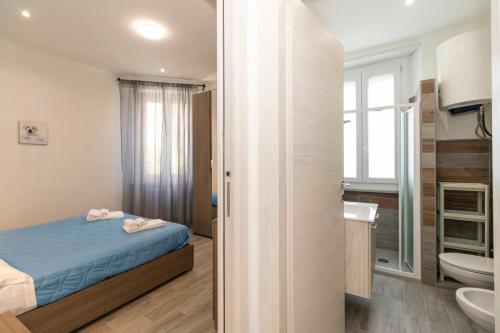 a bedroom with a bed and a bathroom at Lingotto Fair Comfy Apartment x4 - MM Italia 61 in Turin