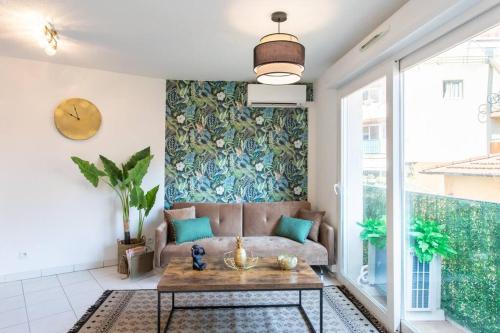 L44 1BDR Flat 10mins walk to port/Balcon, Parking, AC