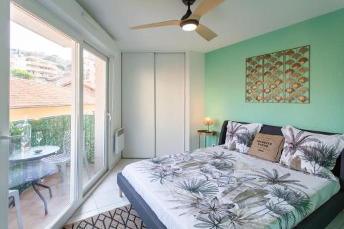 une chambre avec un lit et une grande fenêtre dans l'établissement L44 1BDR Flat 10mins walk to port/Balcon, Parking, AC, à Nice