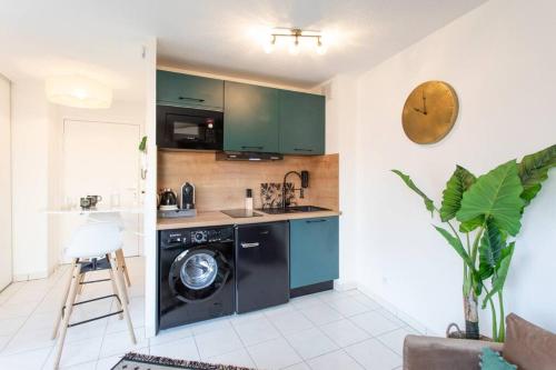 une cuisine avec des armoires vertes et une machine à laver dans l'établissement L44 1BDR Flat 10mins walk to port/Balcon, Parking, AC, à Nice