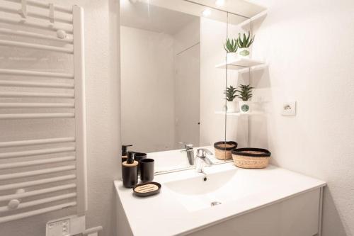 une salle de bain blanche avec un lavabo et un miroir dans l'établissement L44 1BDR Flat 10mins walk to port/Balcon, Parking, AC, à Nice
