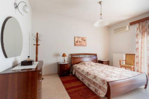 ファリラキにあるSavvinas House Faliraki-Traganou Beachのベッドとドレッサーと鏡のある寝室