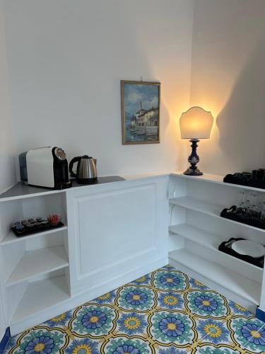 Příslušenství pro přípravu čaje a kávy v ubytování Queen View Apartment - No kitchen