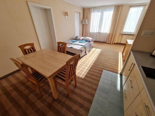 - un salon avec une table et un lit dans l'établissement 10Q - Z6 Apartment 501, à Varsovie
