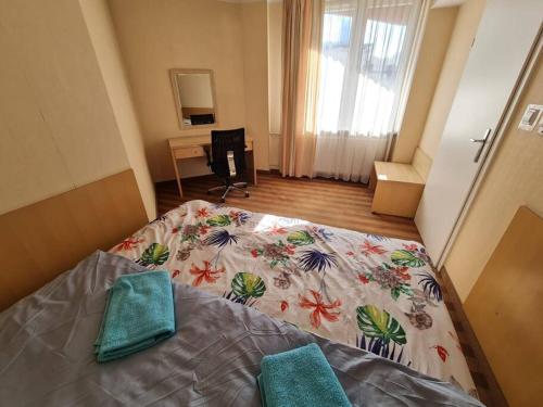 - une chambre avec un lit et une couverture dans l'établissement 10Q - Z6 Apartment 501, à Varsovie