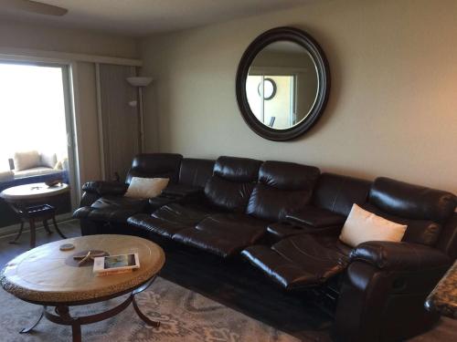 Posezení v ubytování Oceanway 203 - Upscale Oceanfront Condo - 2BR and 2BA