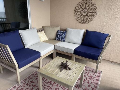Posezení v ubytování Oceanway 203 - Upscale Oceanfront Condo - 2BR and 2BA