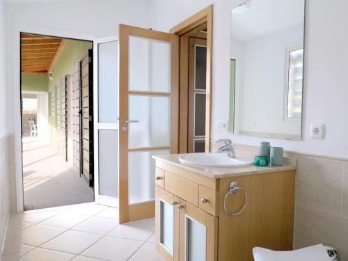 baño con lavabo y puerta abierta en Villa La Orotava, en San Miguel de Abona