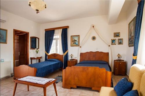 1 dormitorio con 2 camas y sala de estar en Villa Thymarmi Paradise, en Gouves