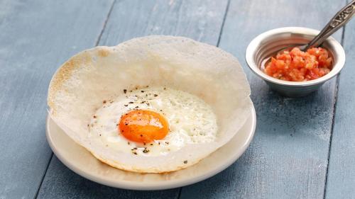 Makanan di atau berdekatan rumah tamu ini