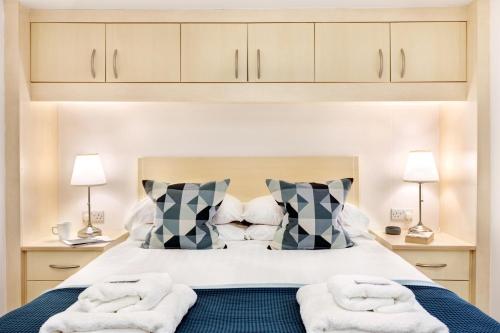 1 dormitorio con 1 cama con 2 toallas en Fountains Executive Apartment - Harrogate Stays, en Harrogate