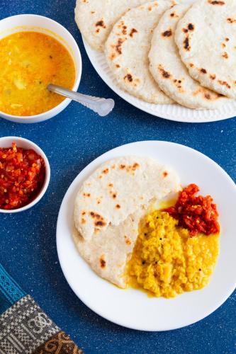 Makanan di atau berdekatan rumah tamu ini