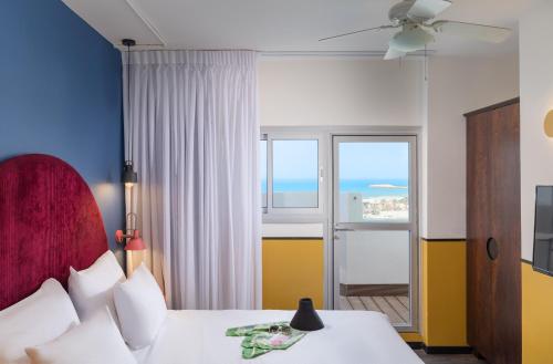 特拉维夫PLAY Seaport Suite Hotel TLV的一间带床的卧室，可欣赏海景