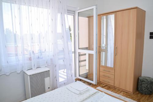 ハイドゥソボスローにあるLilla Vendégházのベッドルーム1室(ベッド1台、大きな窓付)