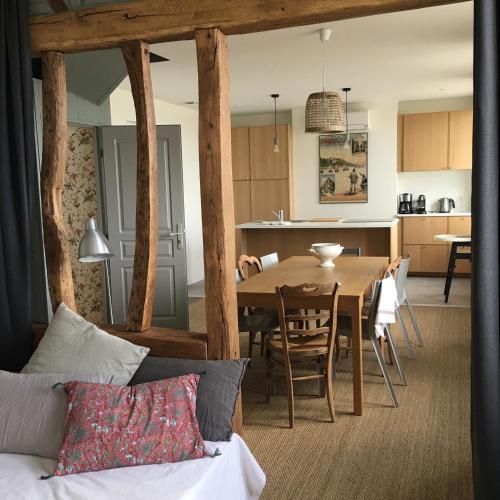 Il comprend un salon et une cuisine avec une table et une salle à manger. dans l'établissement QUAI 77•St Valery Centre •VUE DIRECTE BAIE - 6/12 pers, à Saint-Valery-sur-Somme