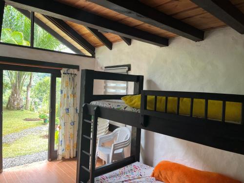 a bedroom with two bunk beds in a room at Paraíso campestre cerca a Cali in Papagalleros