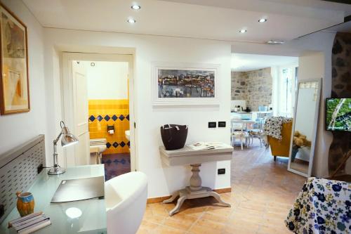 a living room with a desk and a table at Un posto davvero unico! in Marone