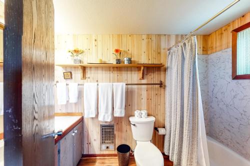 ein Badezimmer mit einem WC, einer Badewanne und einer Dusche in der Unterkunft Old County Haven in Carnelian Bay