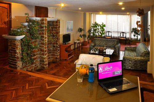 TV a/nebo společenská místnost v ubytování Alcalá Apart Hotel