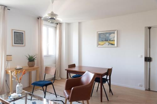 salon ze stołem jadalnym i krzesłami w obiekcie Charming 35m near Paris w mieście Saint-Ouen