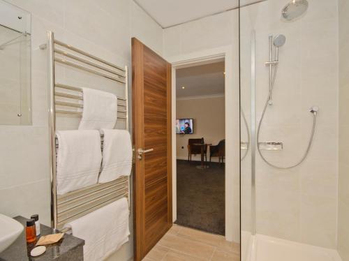 亞伯格的住宿－柯瑪爾和金斯帕酒店，带淋浴和盥洗盆的浴室