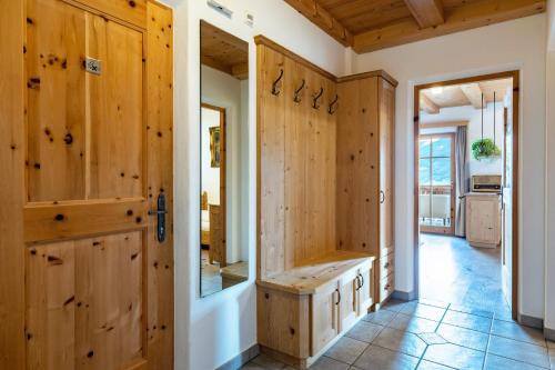 een keuken met houten wanden en een houten deur bij Biohof Maurer Apt Vogelstimmen in Laion