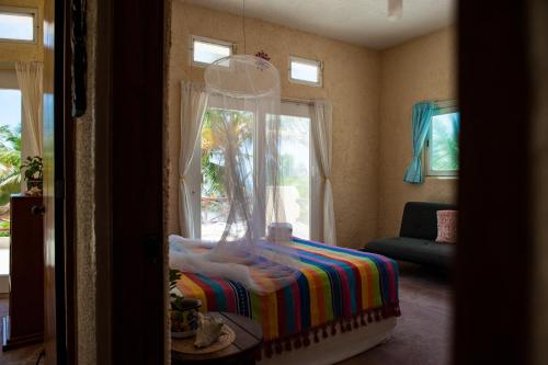Postel nebo postele na pokoji v ubytování Yum Botic Villa Beach House
