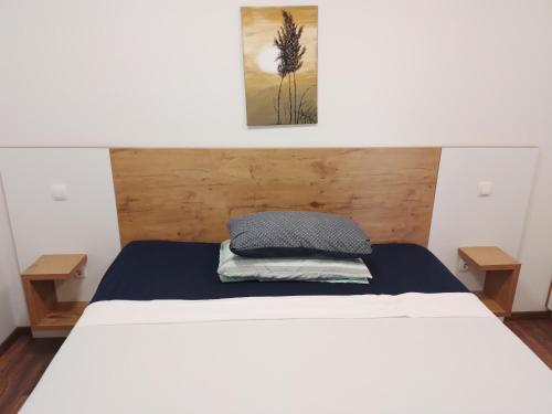 ein Schlafzimmer mit einem weißen Bett und einem Bild an der Wand in der Unterkunft Vila Cissa in Novalja