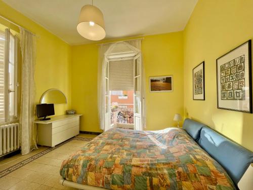1 dormitorio con cama y ventana en Da Zio Giovanni, en Pescara