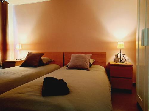 two beds in a hotel room with two lamps at Au Pachis - Maison de vacances Houffalize in Houffalize
